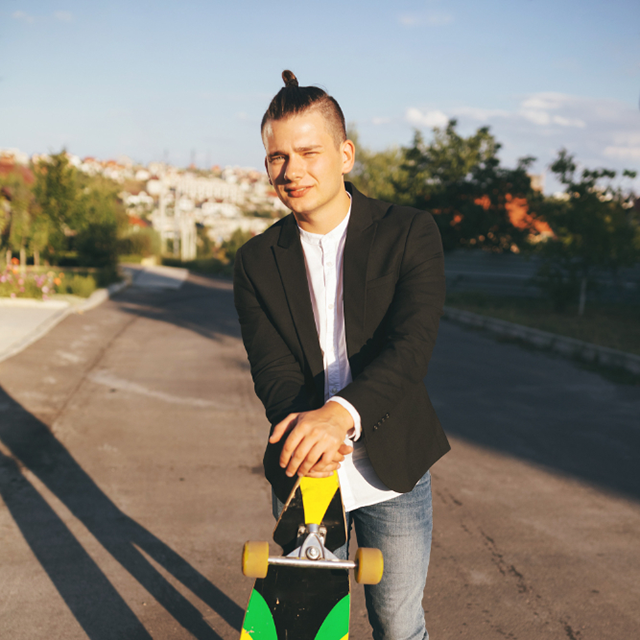 Tomasito y su tabla en la calle