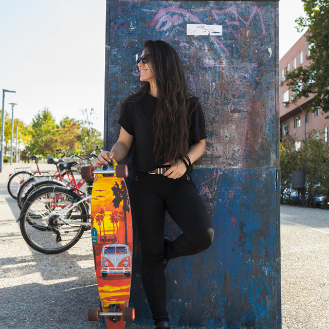 Sin mirar Erika posa con su tabla